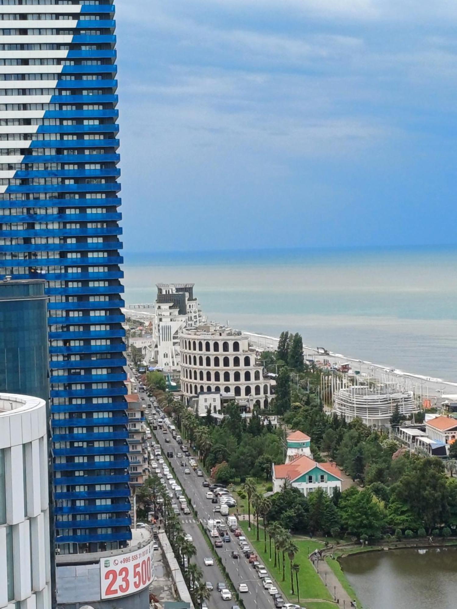 Sea Breeze In Batumi Apartment Bagian luar foto